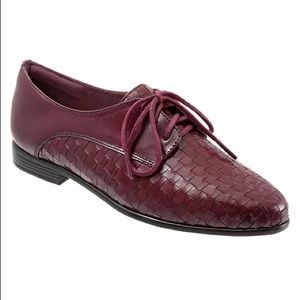 Trotters - Comfortable Lace Up Red Flats. 7.5W